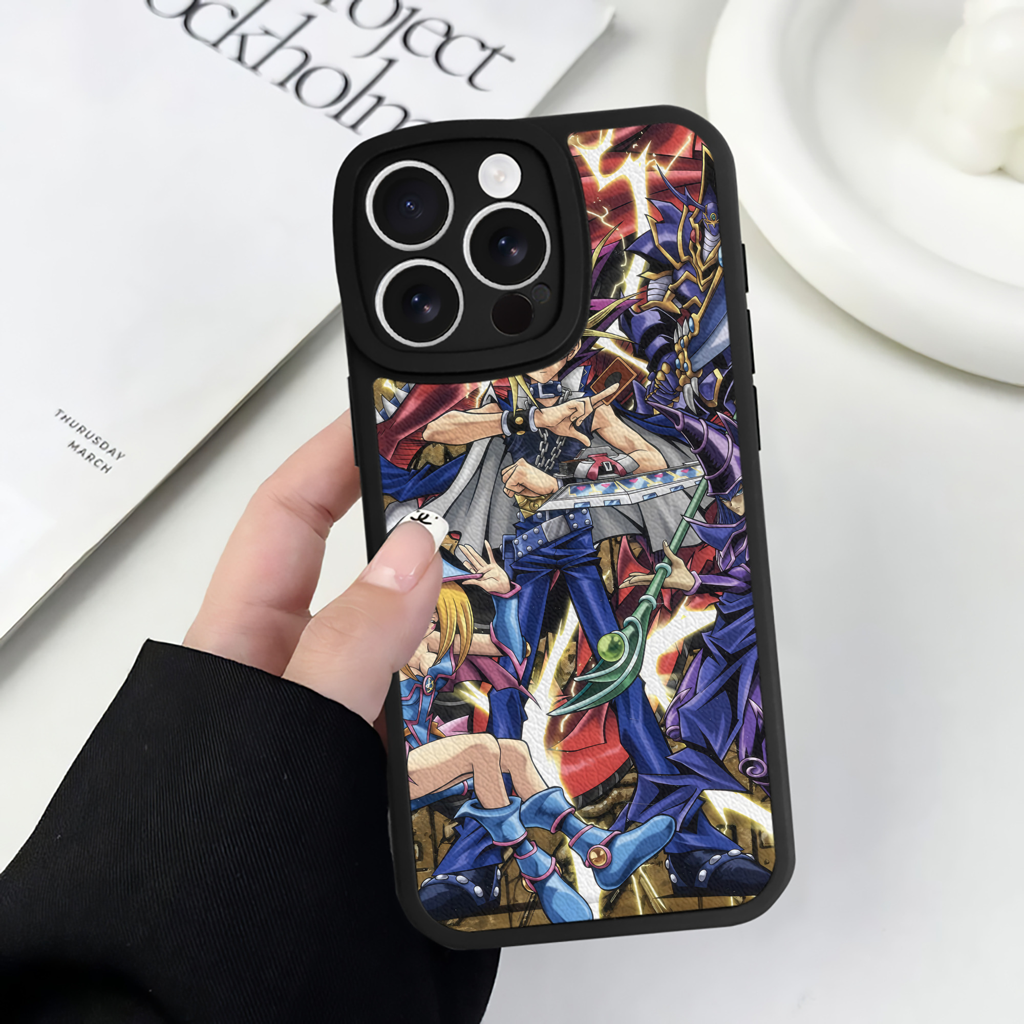 （画像用） 遊☆戯☆王 Yu-Gi-Oh! 【iPhone 16シリーズ対応】シリコンスマホケース（レザー調） 材質：シリコン